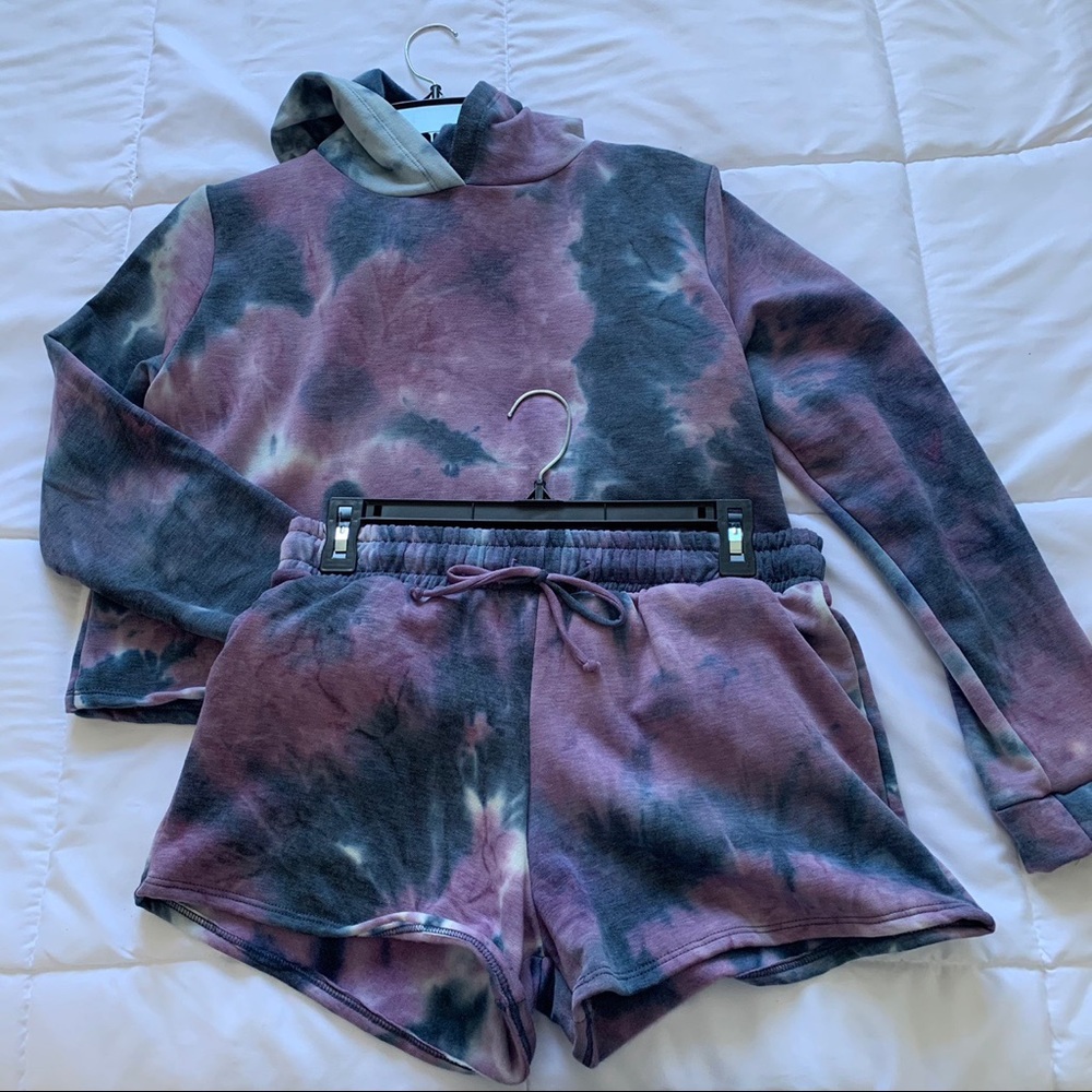 Tie dye fleece shorts set
New with tag 
Size large but will also fit medium.